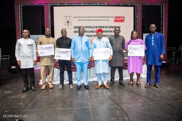 Les acteurs lors de la cérémonie de remise de chèque aux médias bénéficiaires de la subvention du FAPP, 27 septembre 2024