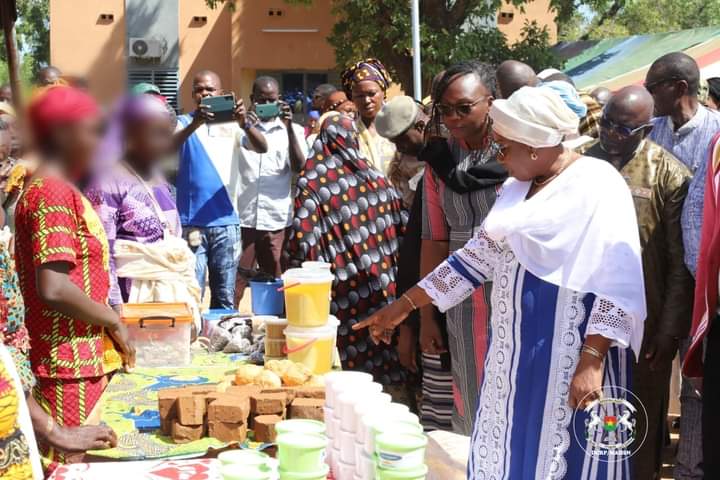 les officiels, avec à leur tête madame le gouverneur de la région des Hauts-Bassins ont visité des stands après la cérémonie de remise de don de kits de production aux femmes deplacées internes dans la région des HBS par le ministre de la solidarité,