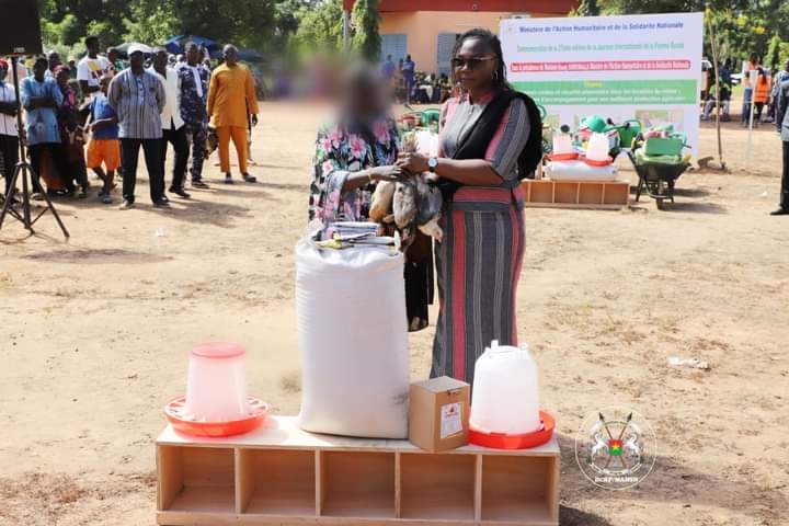 Don de kits de production aux femmes deplacées internes dans la région des HBS par le ministre de la solidarité,