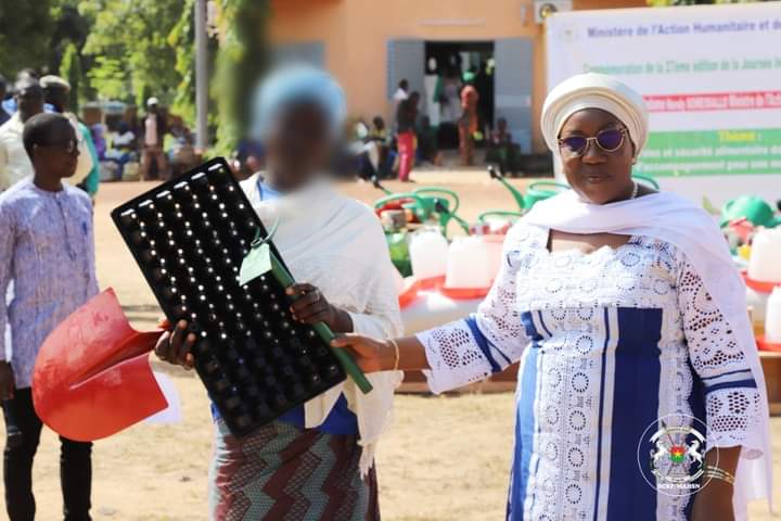 Don de kits de production aux femmes deplacées internes dans la région des HBS par le ministre de la solidarité,