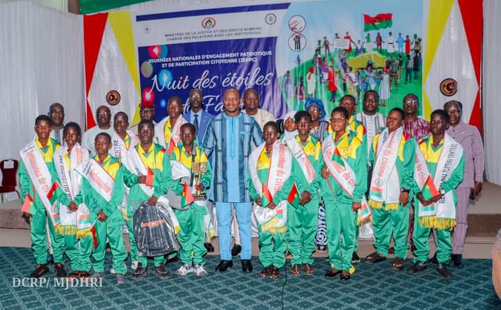 Photo de famille des officiels avec les lauréats du jeu concours civisme en milieu scolaire
