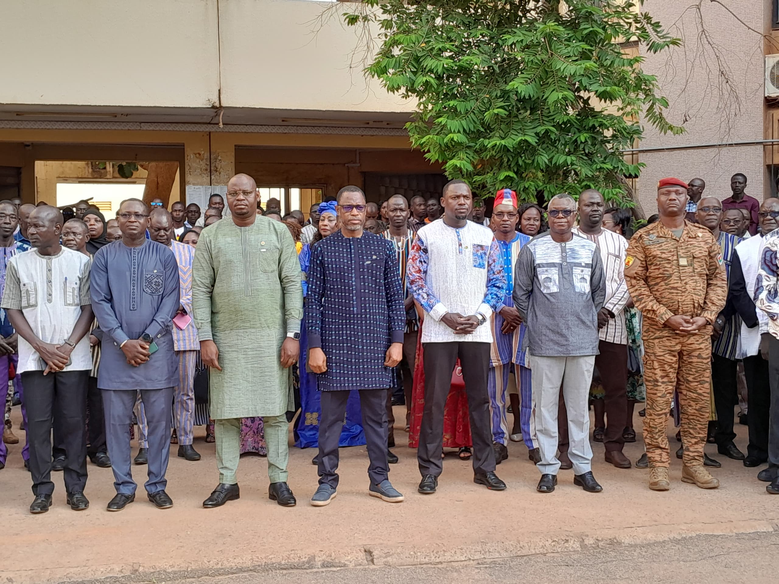 Les officiels lors de la montée des couleurs à l'occasion du lancement de la journée de participation citoyenne organisée par son ministère, 2 octobre 2024