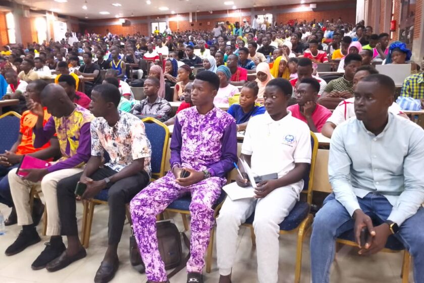 Les étudiants lors des échanges avec les étoiles du Faso à l'UJKZ, 5 octobre 2024