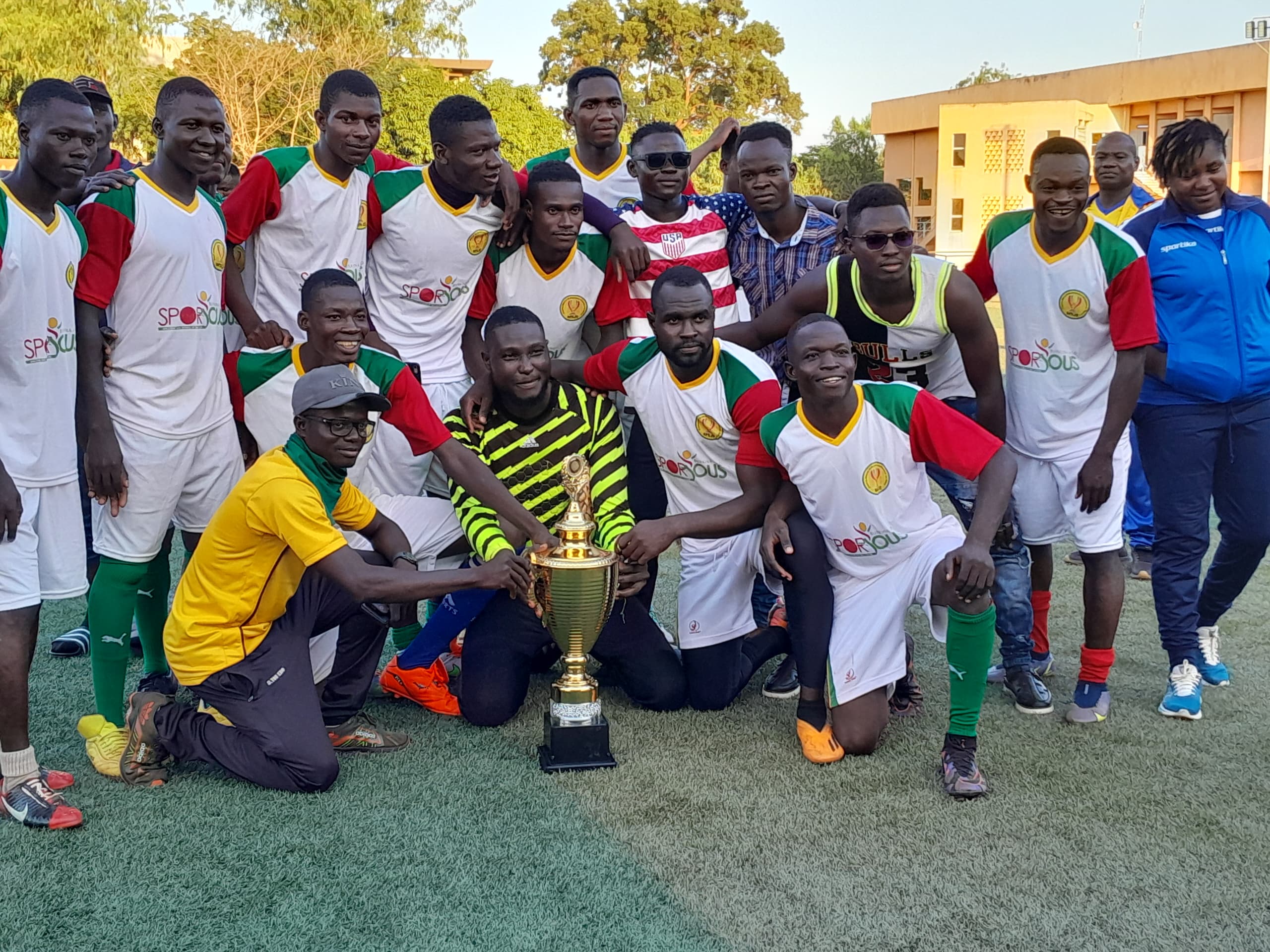 Photo de l’équipe de la présidence célébrant leur victoire à la Coupe de la Citoyenneté, 14 octobre 2024