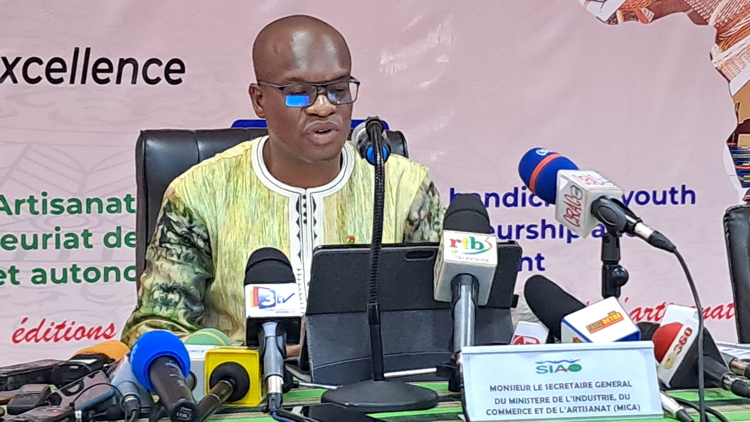 Le SG du MICA, Oumarou Barro lors de la conférence de presse sur les préparatifs de la 17e édition SIAO, 17 octobre 2024