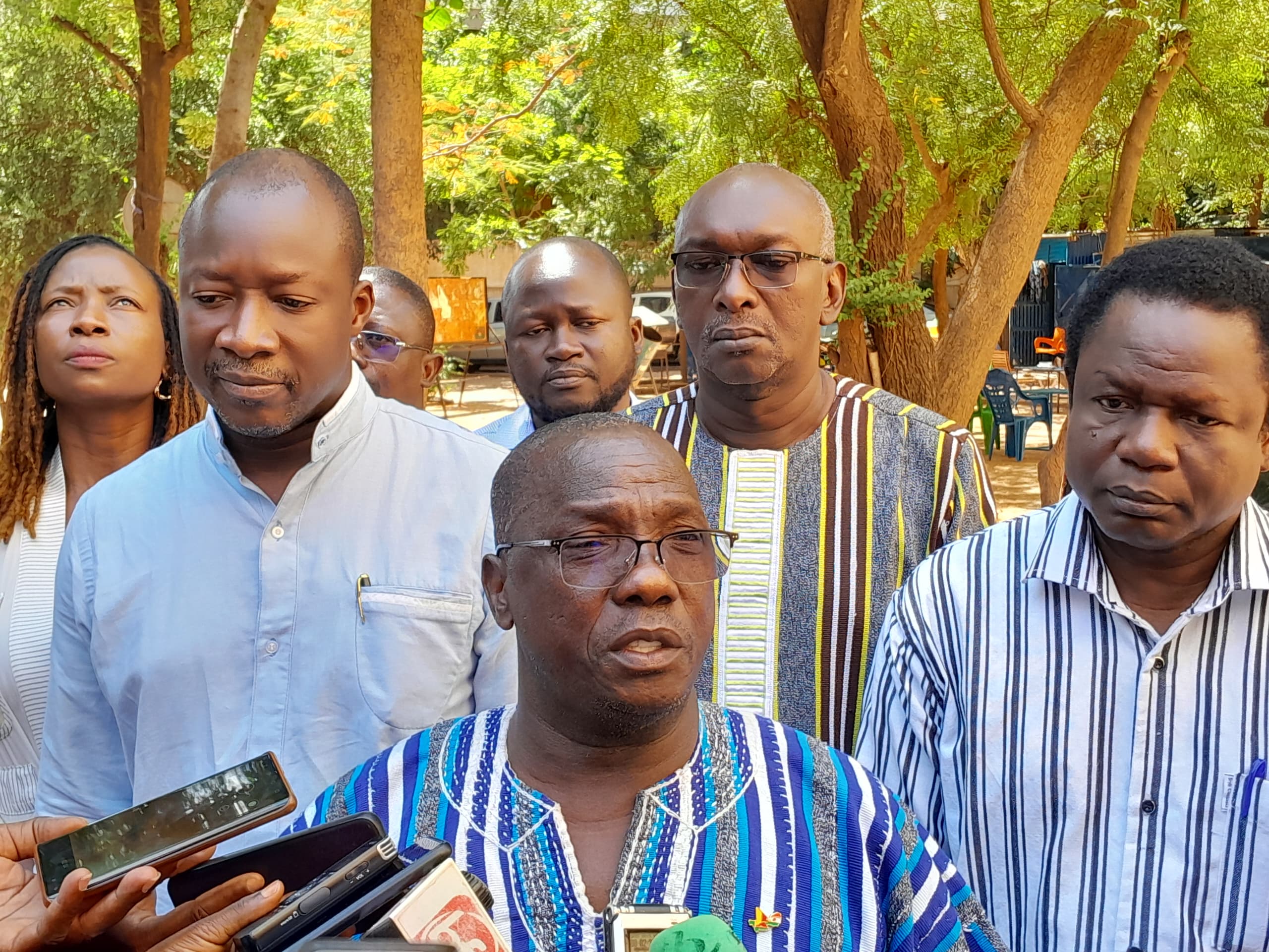 Photo du Ministre Luc Adama SORGHO s'exprimant lors de la cérémonie officielle de remise de la voie de déviation du pont Naré, entouré de représentants d'IAMGOLD et d'autres autorités, 21 octobre 2024