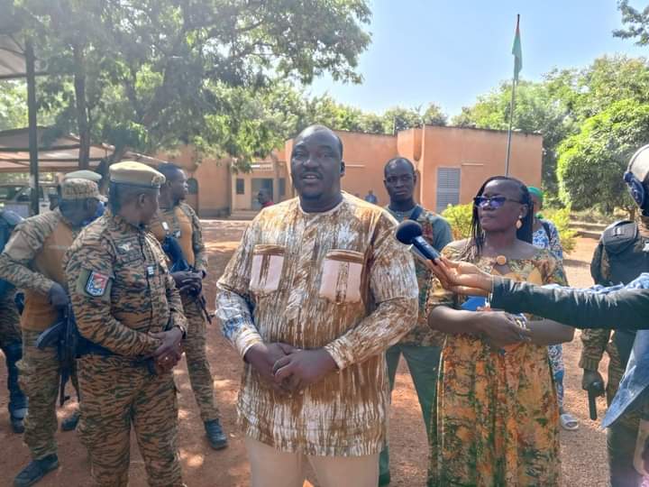 Le PDS de Bobo, Laurent Kontogom a reçu des manifestants contre le mauvais état des bus SOTRACO, constitués d’élèves et étudiants abonnés à SOTRACO, 18 novembre 2024