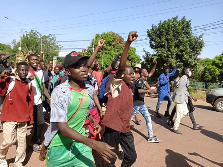 Les manifestants contre le mauvais état des bus SOTRACO, constitués d’élèves et étudiants abonnés à SOTRACO, 18 novembre 2024