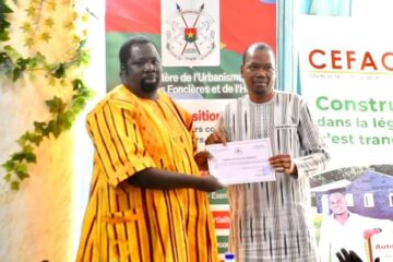 Le ministre en charge de l'Habitat, Mikaïlou Sidibé (à droite) remettant l'agrément au représentant de la société Wend Panga, cérémonie de remise officielle d’agréments de promotion immobilière, 26 novembre 2024 à Ouagadougou