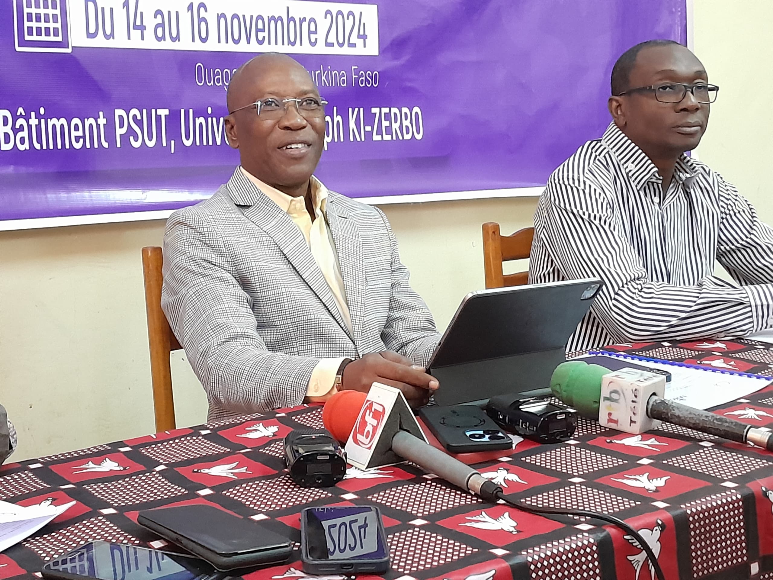 Le Directeur du LAMCO Dr Firmin Gouba lors de la conférence de presse de lancement du colloque international sur le thème « Les pratiques de l’information et de la communication dans une société en mutations », 05 novembre 2024