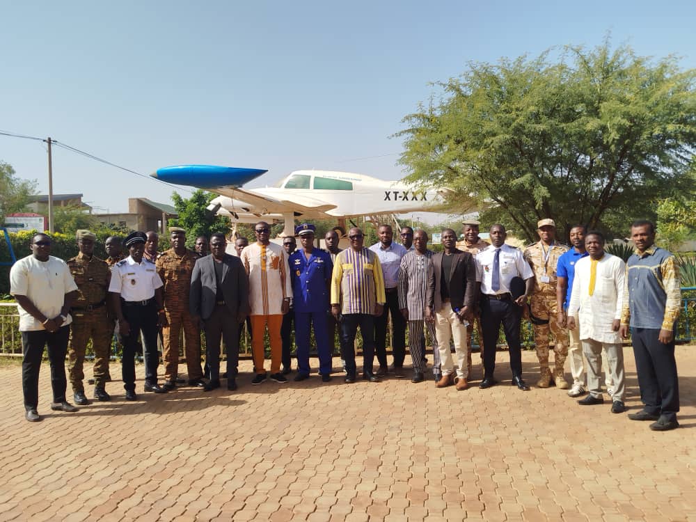Photo de famille des participants de l'atelier de formation des agents de la RAGGAE sur la gestion de la panique et des situations de danger extrême, de l’incivilité à l’acte terroriste, 18 novembre 2024