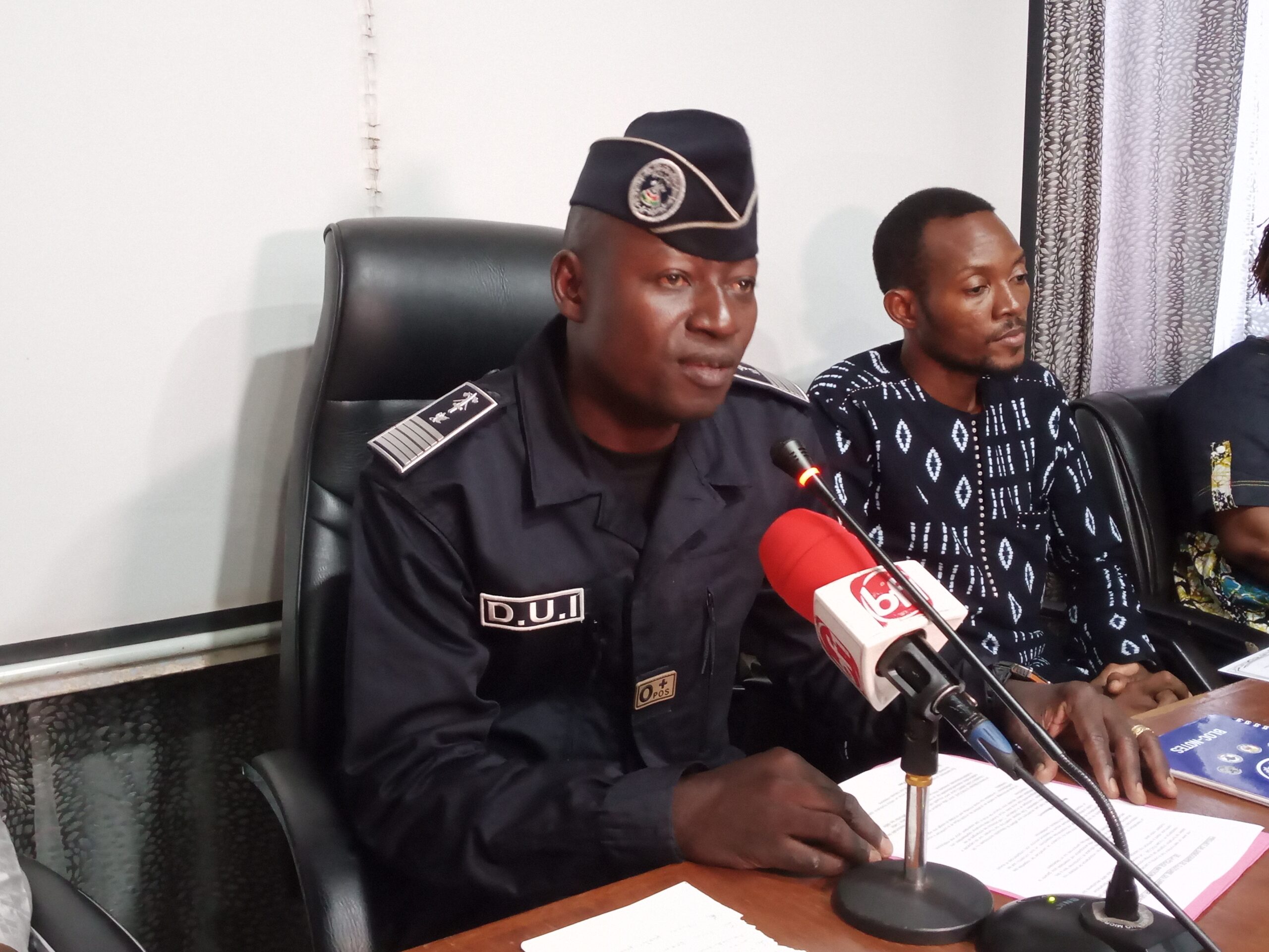 Le représentant du DGPN, le Directeur des unités d’intervention de la Police, le Commissaire divisionnaire Paul Patrick Yéyé lors de la cérémonie de clôture de l'atelier de formation de la RACGAE au profit de ses agents sur « La gestion de la panique et des situations de danger extrême : de l’incivilité à l’acte terroriste », 22 novembre 2024