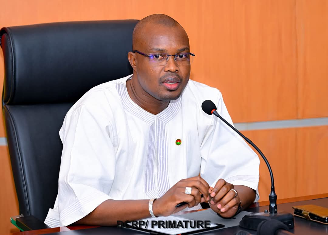 Le Premier ministre, Rimtalba Jean Emmanuel Ouédraogo, a échangé ce lundi 16 décembre 2024 à Ouagadougou, avec les responsables des structures centrales, rattachées et de mission de la Primature