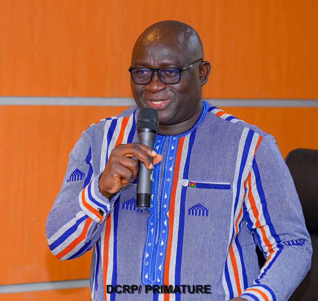 Le Premier ministre, Rimtalba Jean Emmanuel Ouédraogo, a échangé ce lundi 16 décembre 2024 à Ouagadougou, avec les responsables des structures centrales, rattachées et de mission de la Primature