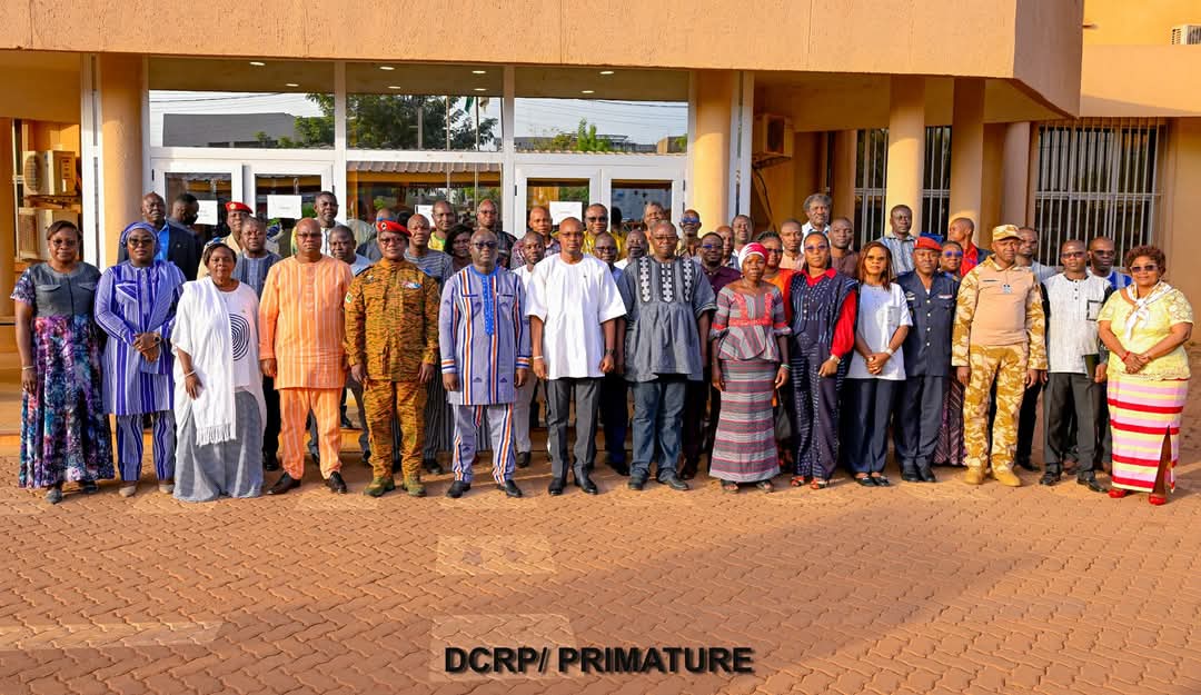 Le Premier ministre, Rimtalba Jean Emmanuel Ouédraogo, a échangé ce lundi 16 décembre 2024 à Ouagadougou, avec les responsables des structures centrales, rattachées et de mission de la Primature