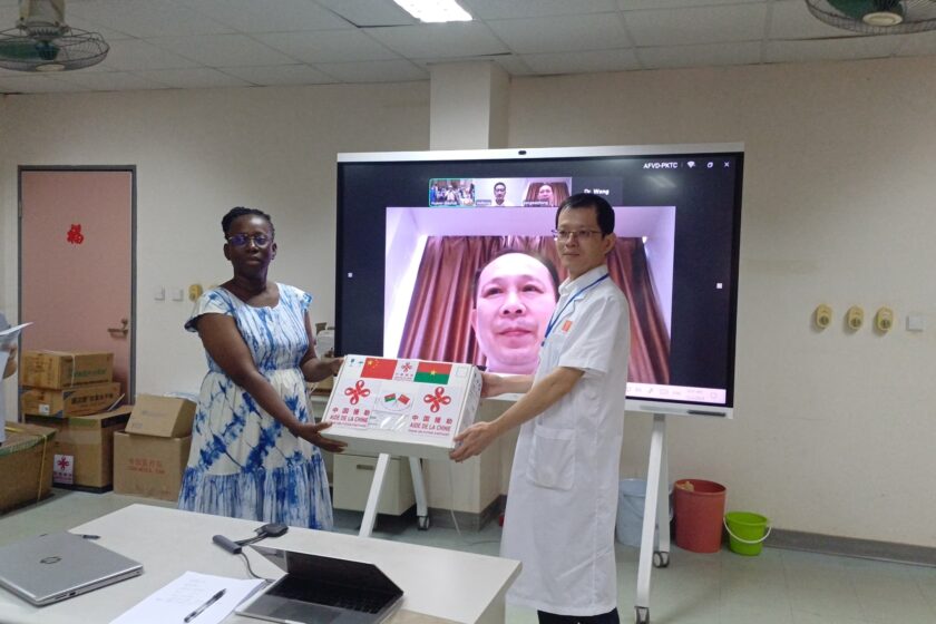 Remise de lot de matériel pour la prise en charge des patients souffrant de varices œsophagiennes au CHU Tengandogo par la 6e mission médicale chinoise, 02 décembre 2024