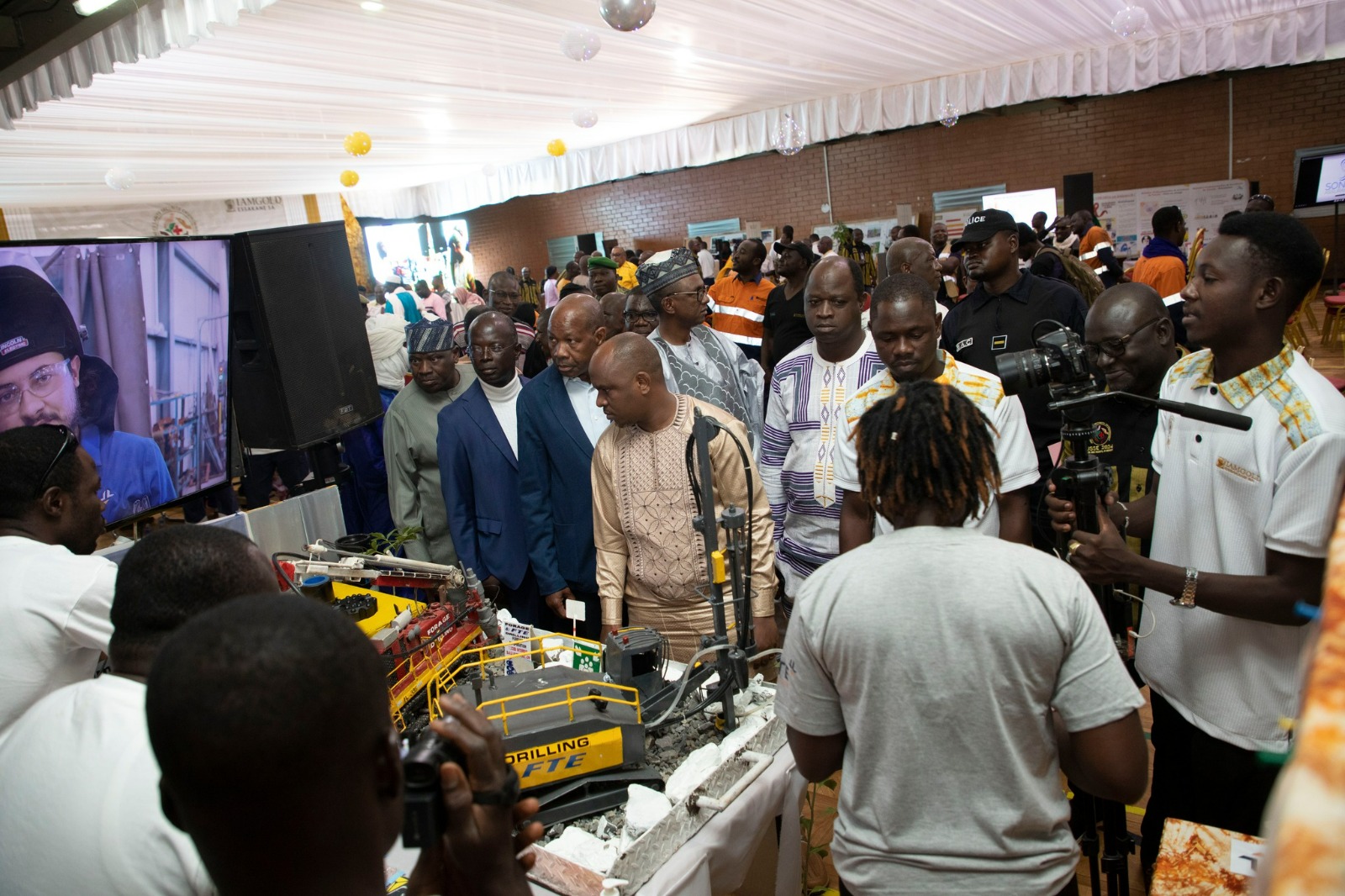 Visite de stand lors de la célébration des Journées santé sécurité et environnement (JSSE) sur le site de Essakane, du 2 au 4 décembre 2024