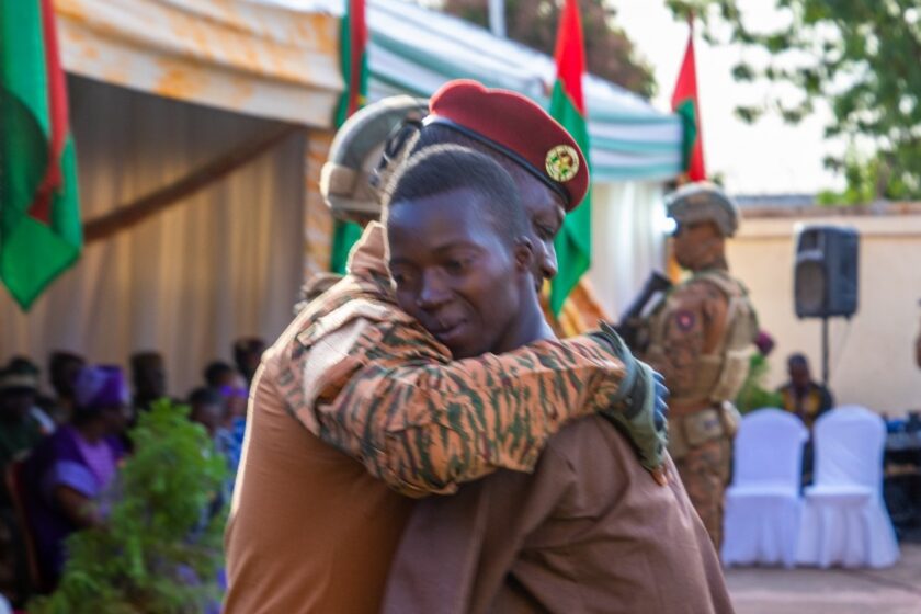 Au cours de la cérémonie nationale de décoration, ce vendredi 6 décembre, présidée par le Président du Faso, Chef de l’Etat, le Capitaine Ibrahim TRAORE, la Nation a reconnu les mérites de plusieurs blessés en opération, 7 décembre 2024