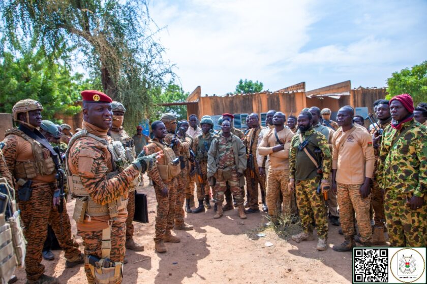 Le Président du Faso, le Capitaine Ibrahim Traoré a échangé, le mardi 10 décembre dans la matinée avec les unités combattantes du détachement de Barsalogho, dans le Centre-Nord