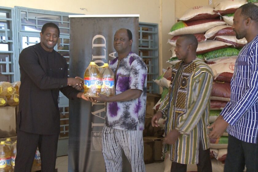 La société minière IAMGOLD ESSAKANE SA a organisé une opération de don de 2000 kits alimentaires au profit des ménages vulnérables, 14 décembre 2024 à Dori