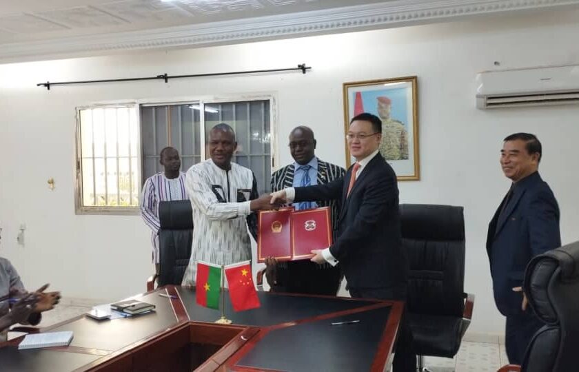 La cérémonie de signature de l'acte de remise et de réception de la subvention de 5 millions dollars US entre le Burkina Faso et la Chine dans le cadre de l'Initiative présidentielle pour la production agricole et l'autosuffisance alimentaire, 20 décembre 2024