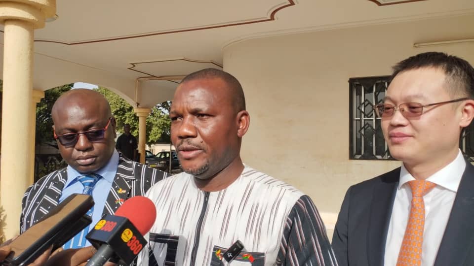 La cérémonie de signature de l'acte de remise et de réception de la subvention de 5 millions dollars US entre le Burkina Faso et la Chine dans le cadre de l'Initiative présidentielle pour la production agricole et l'autosuffisance alimentaire, 20 décembre 2024