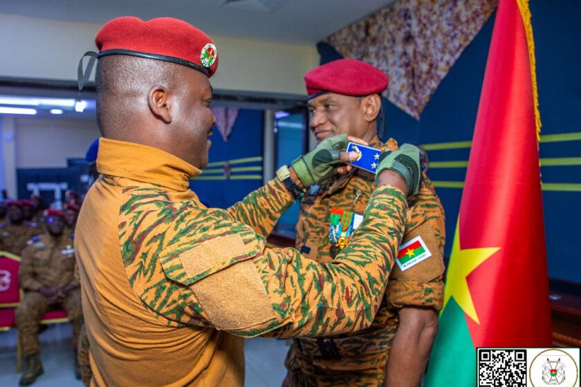 La cérémonie de remise officielle des attributs de Général de Brigade au Colonel Moussa DIALLO, nouveau Chef d’État-major général des armées, 20 décembre 2024