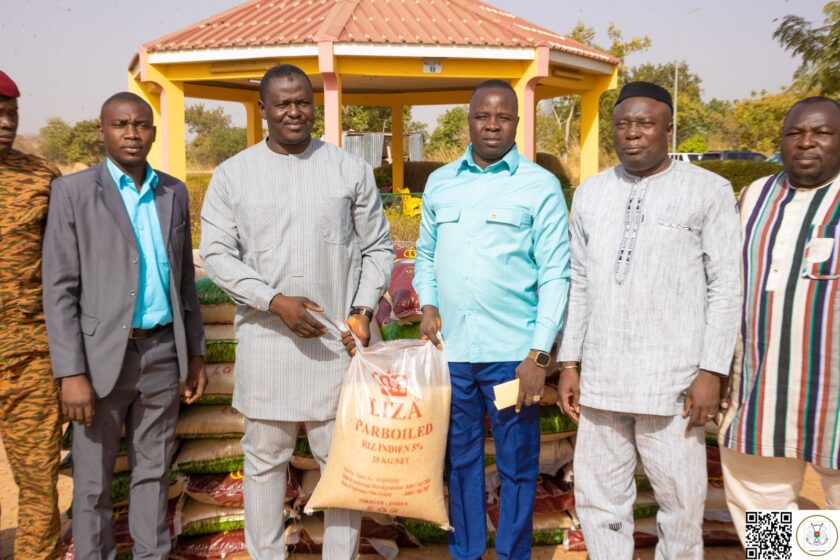 Cérémonie de don de vivres et de non vivres aux familles des FDS tombées au front, le 21 décembre 2024 au Camp Naaba Koom 2 Ouaga