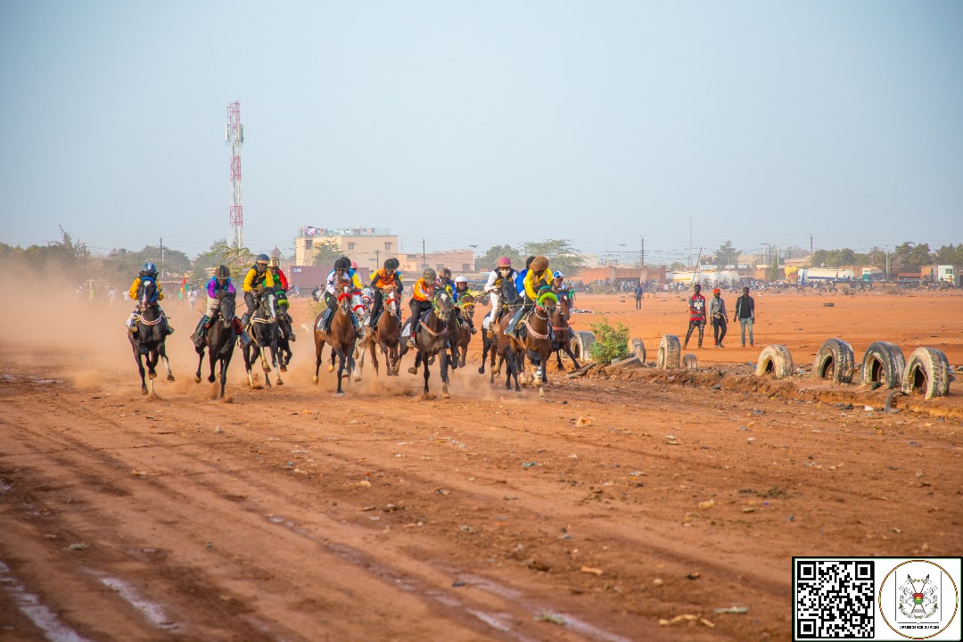 Le trophée du Grand Prix du Président du Faso, disputé sur l’hippodrome à l’arrondissement n°2 de Ouagadougou, 21 décembre 2024 à Ouaga