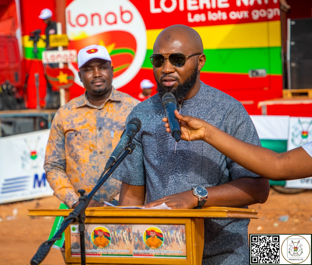Le trophée du Grand Prix du Président du Faso, disputé sur l’hippodrome à l’arrondissement n°2 de Ouagadougou, 21 décembre 2024 à Ouaga