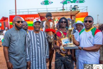 Le trophée du Grand Prix du Président du Faso, disputé sur l’hippodrome à l’arrondissement n°2 de Ouagadougou, 21 décembre 2024 à Ouaga