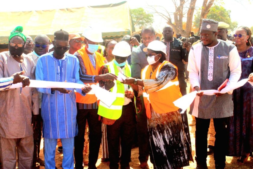 Cérémonie d'inauguration d'un Système de Traitement du Minerai Sans Mercure (STSM) à Guido, dans la commune de Réo, 20 décembre 2024