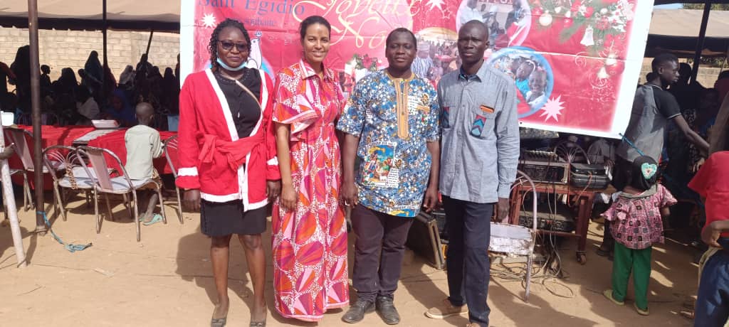 A l'occasion de la fête de Noël, la Communauté Sant'Egidio a organisé un repas communautaire au profit des PDI installées à Pazani, 25 décembre 2024