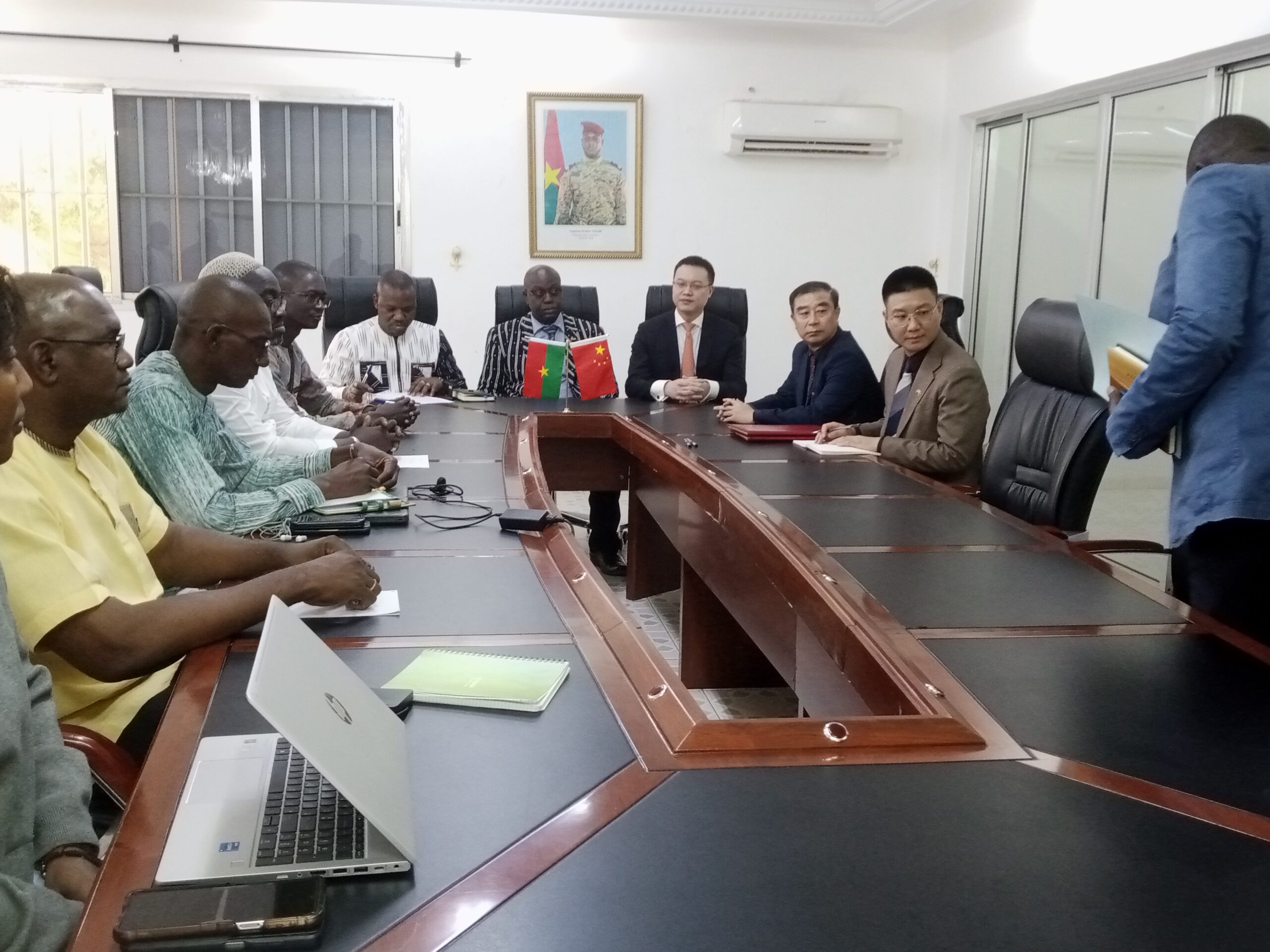 La cérémonie de signature de l'acte de remise et de réception de la subvention de 5 millions dollars US entre le Burkina Faso et la Chine dans le cadre de l'Initiative présidentielle pour la production agricole et l'autosuffisance alimentaire, 20 décembre 2024