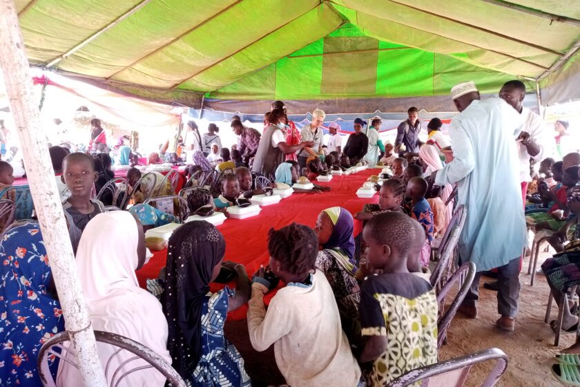 A l'occasion de la fête de Noël, la Communauté Sant'Egidio a organisé un repas communautaire au profit des PDI installées à Pazani, 25 décembre 2024