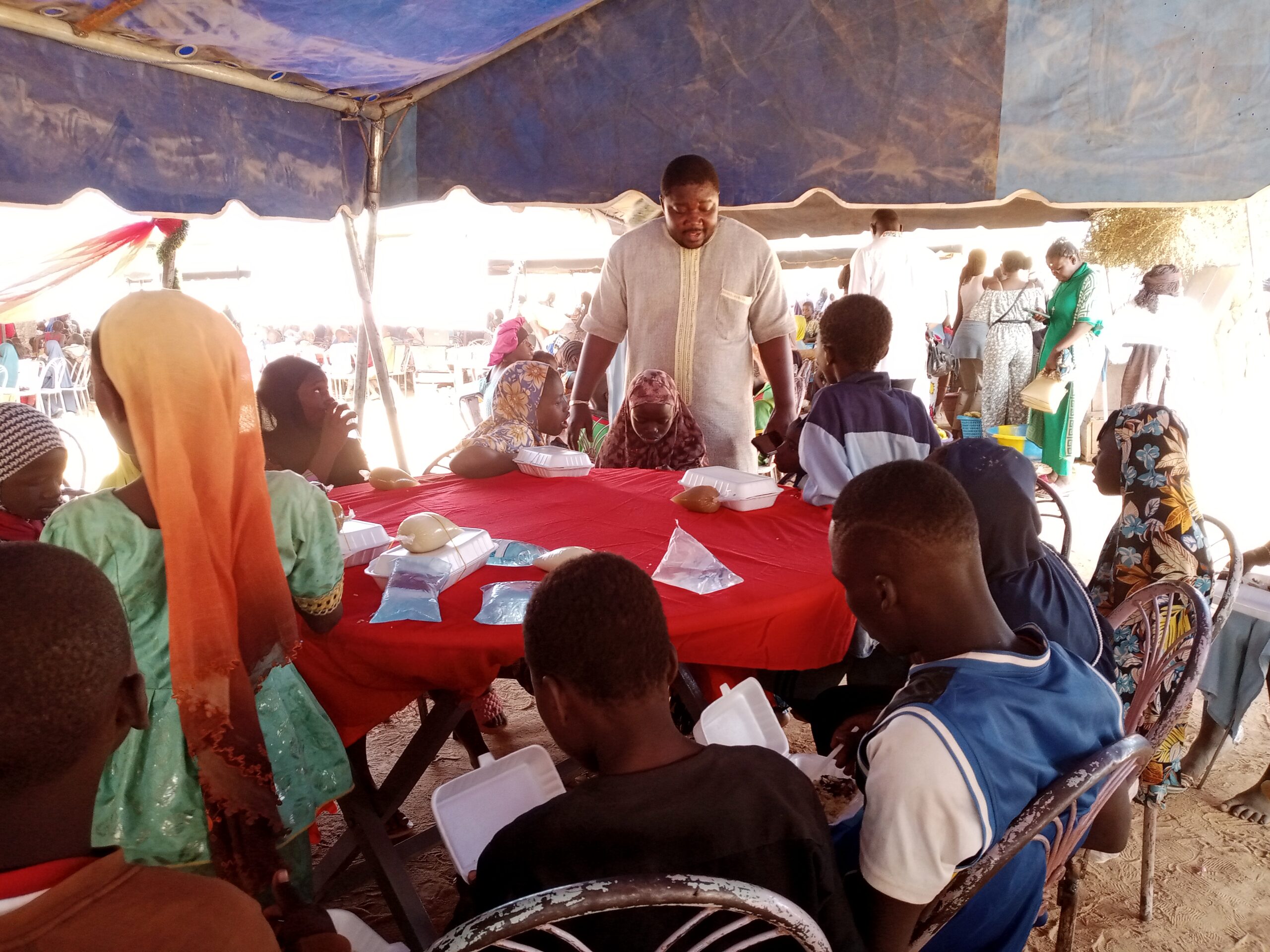 A l'occasion de la fête de Noël, la Communauté Sant'Egidio a organisé un repas communautaire au profit des PDI installées à Pazani, 25 décembre 2024