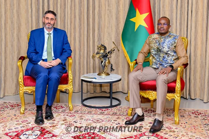 Le Premier ministre, Jean Emmanuel Ouédraogo a accordé une audience au Chef de la Délégation de l’Union européenne, 21 janvier 2025
