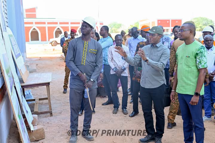 Le Premier ministre, Jean Emmanuel Ouédraogo, a visité le chantier de construction du Centre national d’appui à la transformation artisanale du coton (CNATAC), 25 janvier 2025 à Bobo