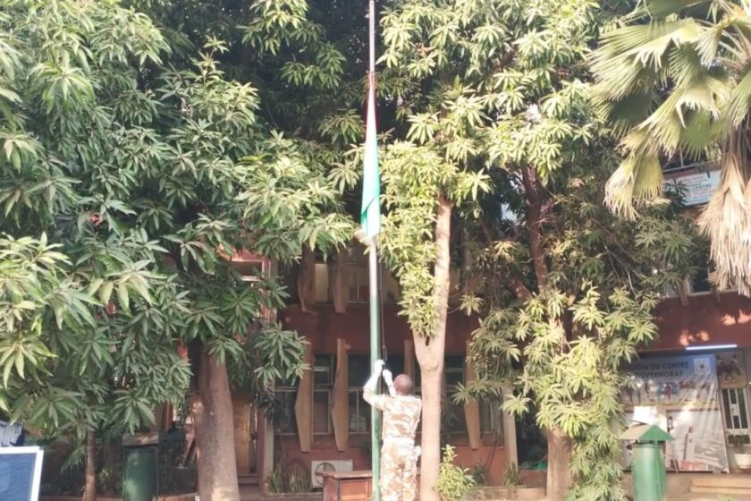 Cérémonie de montée des couleurs au Gouvernorat de la région du Centre, présidée par le gouverneur de la région du Centre, Abdoulaye Bassinga, 8 janvier 2025