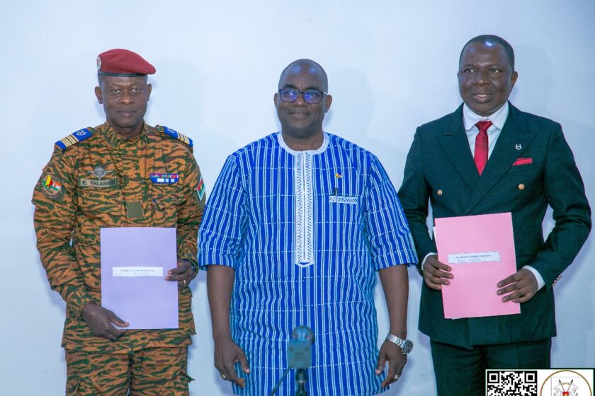 Le Président de la Commission nationale de la Confédération des États du Sahel (CN-CES), Bassolma BAZIÉ a procédé ce vendredi après-midi à l’installation des Vice-présidents de l’Institution, 24 janvier 2025