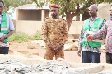 La Directeur général des services vétérinaires, le lieutenant-vétérinaire Aboubacar Nacro, a supervisé une opération de destruction de plus de 13 tonnes de poissons impropres à la consommation, 31 janvier 2025 à Yimdi