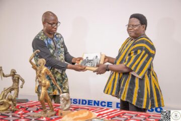 Le Conseiller spécial du Président du Faso remet des archives et des artéfacts du feu Président Capitaine Thomas Isidore Noël Sankara au ministère de la Communication, de la Culture, des Arts et du Tourisme, 11 février 2025