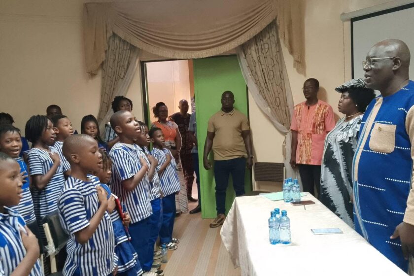 Visite des élèves du Cours Privés « le Creuset plus » chez le gouverneur de la région du Centre, 11 février 2025