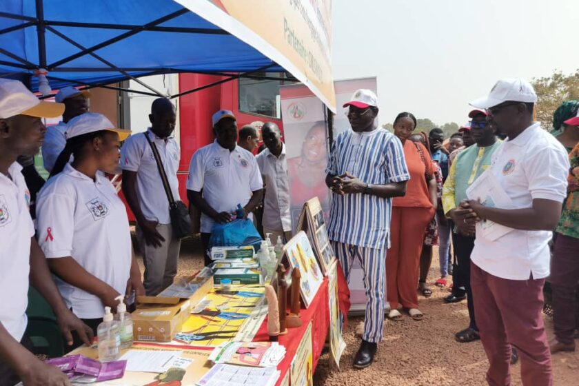 Visite du Secrétaire permanent du CNLS-IST au niveau de leur stand au FESPACO