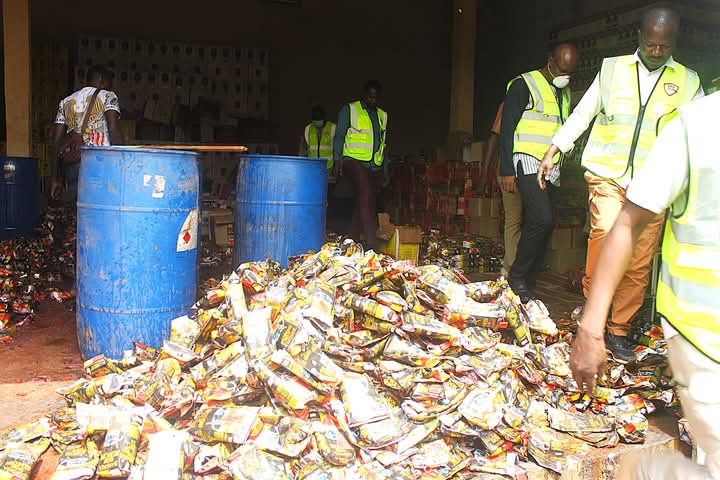 La BMCRF a scellé un magasin de reconditionnement clandestin de boissons alcoolisées dans le quartier Pissy, arrondissement 6 de Ouagadougou, 1er mars 2025
