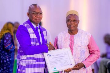 Le FBDES a honoré dix promoteurs de projets exemplaires de la Région du Centre-Ouest en leur remettant des attestations de reconnaissance, 10 mars 2025