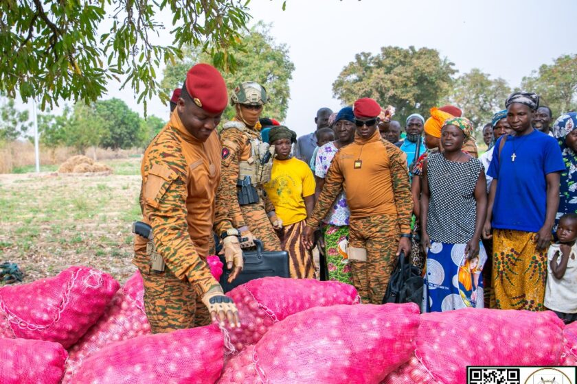 A l'occasion de la commémoration du 8 mars, le Chef de l'Etat, le Capitaine Ibrahim Traoré a effectué une visite inopinée sur le site de maraîchage d’une coopérative féminine à Zongo, un village situé dans la commune rurale de Loumbila, 6 mars 2025