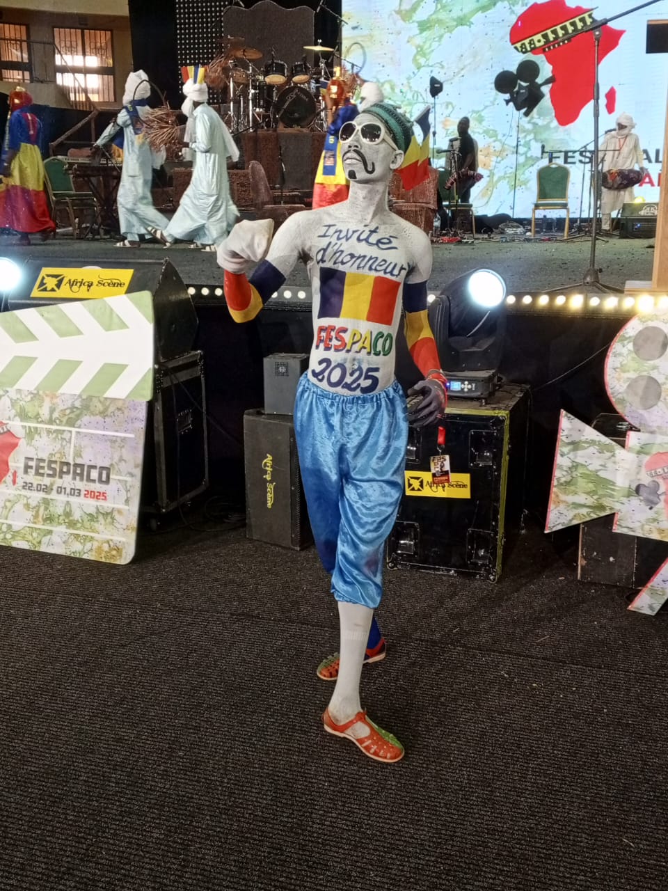 Entretien avec Hamidou Ouédraogo sur les mascottes « hommes-statues » dont il est le promoteur. Une mascotte lors de la cérémonie de clôture du FESPACO 2025