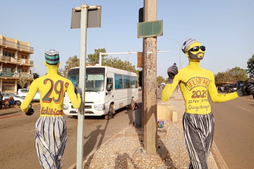 Entretien avec Hamidou Ouédraogo sur les mascottes « hommes-statues » dont il est le promoteur. Une mascotte lors de la cérémonie de clôture du FESPACO 2025