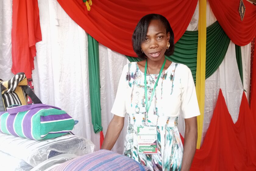 La présidente de l'Association coiffure solidaire du Boukiemdé (ACS/BLK), Véronique Roamba présente son stand à la Galerie marchande du FESPACO 2025
